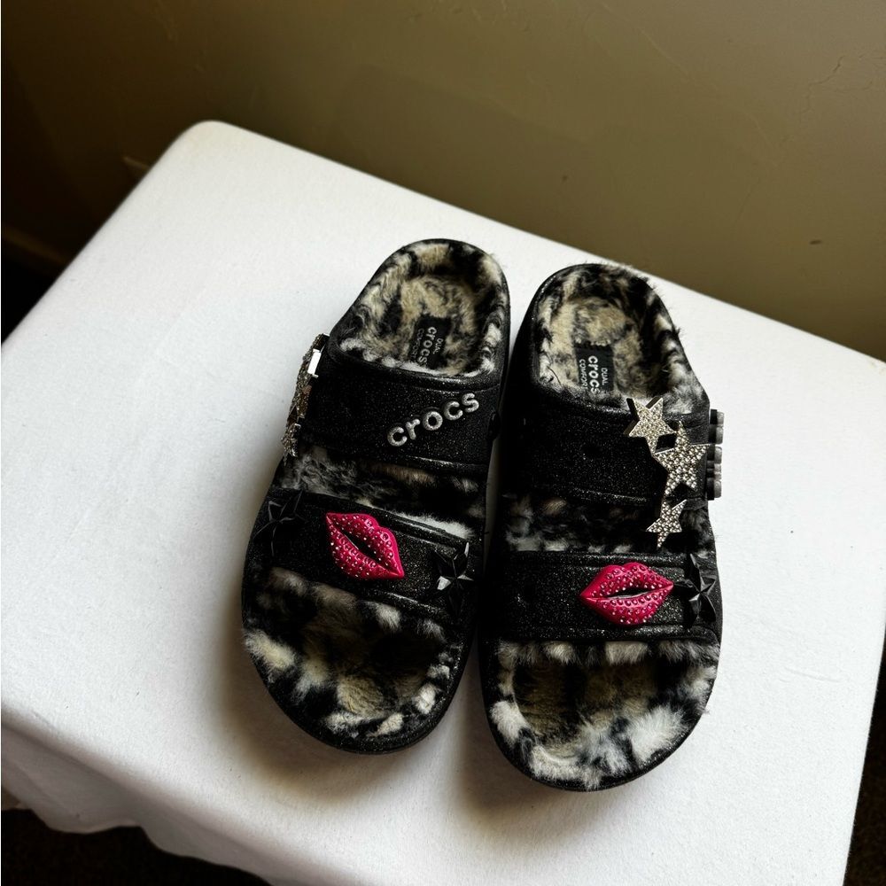 Classic Cozzzy Disco Glitter Sandal in black/white/ leopard fuzzy lining. Size 7